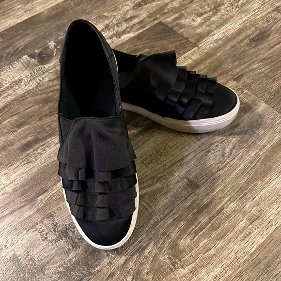 Liz Claiborne black ruffly satin like tennis shoes size 7.5 - Picture 2 of 3